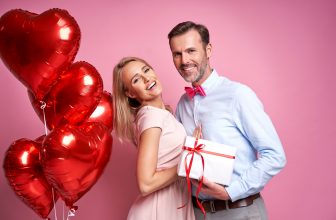 1 Year Anniversary Gifts for Girlfriend by Gifter World